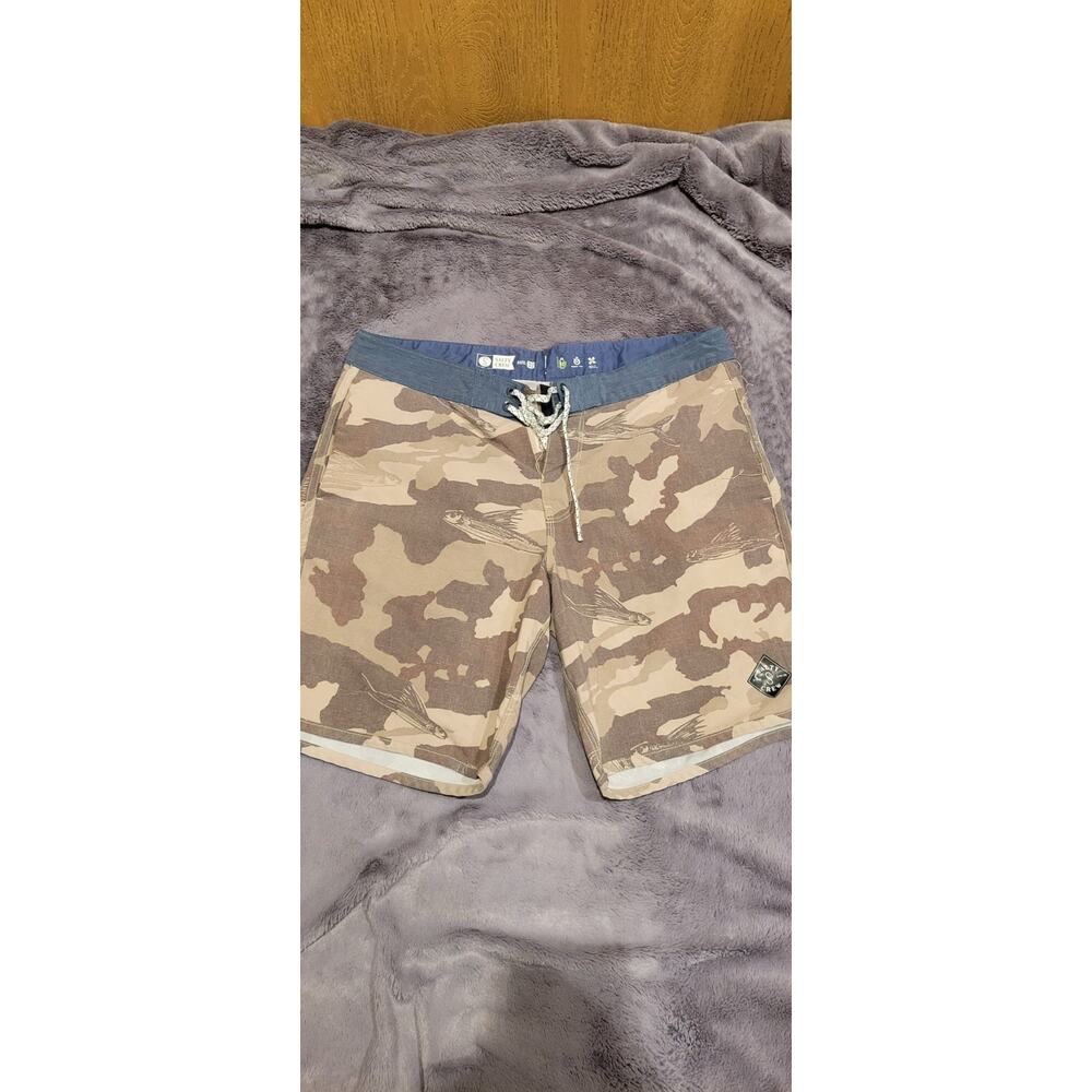 Salty Crew Quick Dry Stretch Fish Camo Board Shorts Swim Casual - Men’s Size 32
